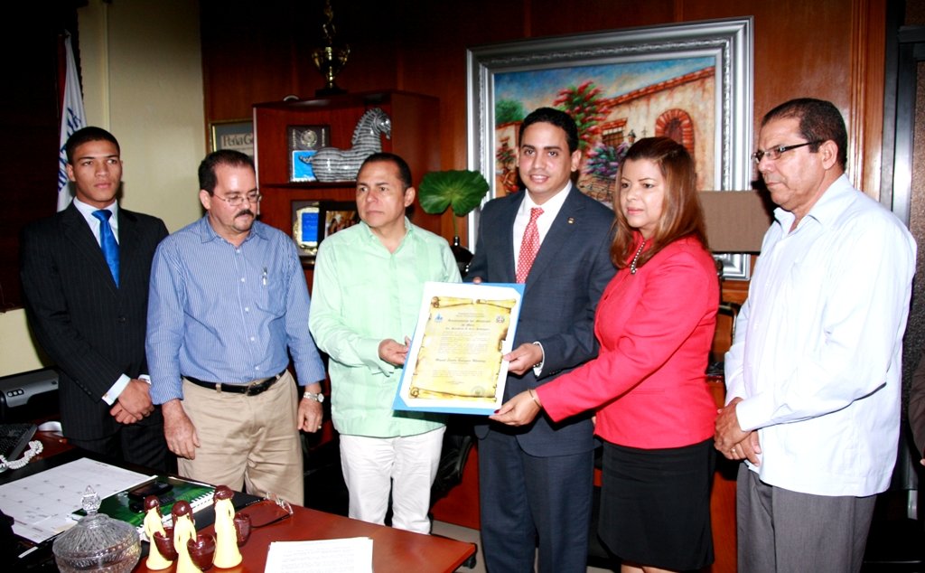 Entregan Reconocimiento a Miguel Balaguer Martinez